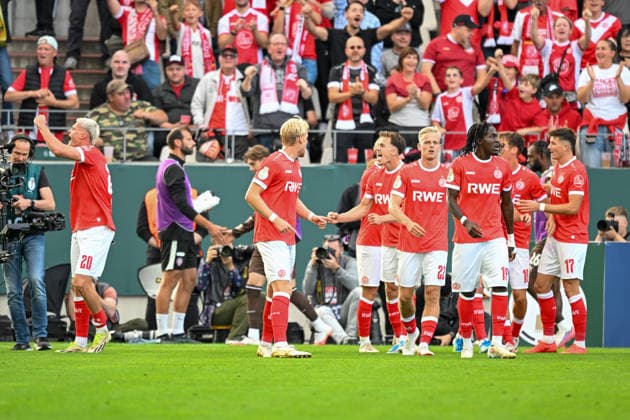 Marek Janssen RWE jubelt nach dem Tor zum 1:0 mit der Mannschaft 23.08.2026 ¢ Fussball ¢ Rot-Weiss Essen vs St. Pauli ¢ DFB-Pokal, Stadion Essen, Essen, DFB DFL REGULATIONS PROHIBIT ANY USE OF PHOTOGRAPHS AS IMAGE SEQUENCES AND OR QUASI-VIDEO NRW Germany *** Marek Janssen of RWE celebrates with his teammates after scoring the 1-0 goal on August 23, 2026 ¢ Soccer ¢ Rot-Weiss Essen vs. St. Pauli ¢ DFB Cup, Essen Stadium, Essen, DFB and DFL regulations prohibit any use of photographs as image sequences and or quasi-video. NRW, Germany Copyright: xpepphotox xHorstxMauelshagenx pep00321, pep_20260823_hm