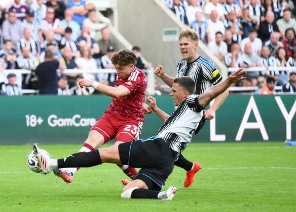 Sven Botman of Newcastle United blocks a shot from Victor Munoz of Liverpool Newcastle United v Liverpool, Premier League Football, Football, St James Park, Newcastle, UK - 23 Aug 2026Newcastle St James Park United Kingdom EDITORIAL USE ONLY No use with unauthorised audio, video, data, fixture lists, club league logos or live services. Online in-match use limited to 120 images, no video emulation. No use in betting, games or single club league player publications.  Copyright: xRichardxLee Shutterstockx 17112314bl