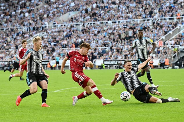 Newcastle Upon Tyne, England, 23rd August 2026. Sven Botman of Newcastle United (r) blocks a shot from Victor Munoz of Liverpool during the Newcastle United vs Liverpool Premier League match at St. James Park, Newcastle Upon Tyne. Picture credit should read: Anna Gowthorpe Sportimage EDITORIAL USE ONLY. No use with unauthorised audio, video, data, fixture lists, club league logos or live services. Online in-match use limited to 120 images, no video emulation. No use in betting, games or single club league player publications. SPI_050_AG_Newcastle_Liverpool SPI-4932-0049