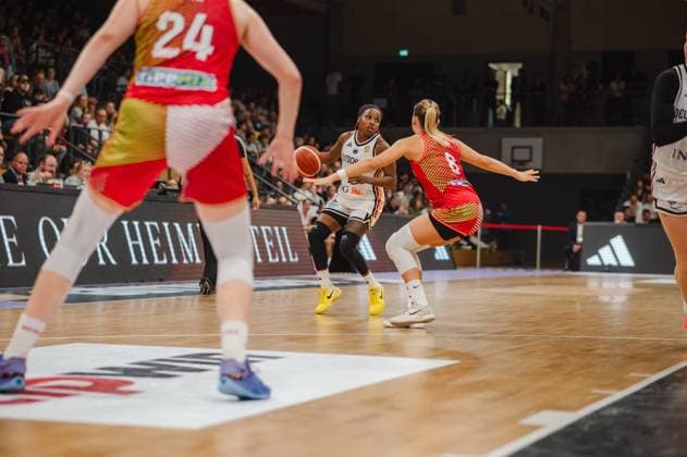 Eine Spielerin der deutschen Nationalmannschaft treibt den Ball im Eins-gegen-eins gegen eine Verteidigerin Ungarns voran. Die Sparkassen-Arena in Göttingen ist mit Zuschauern gut gefüllt. Deutschland A-Natio DamenBB im Angriff gegen Ungarn in Göttingen *** A player on the German national team drives the ball forward in a one-on-one situation against a Hungarian defender. The Sparkassen Arena in Göttingen is packed with spectators. The German Women s National Basketball Team on the offensive against Hungary in Göttingen. Copyright: xJoelxKruehlerx