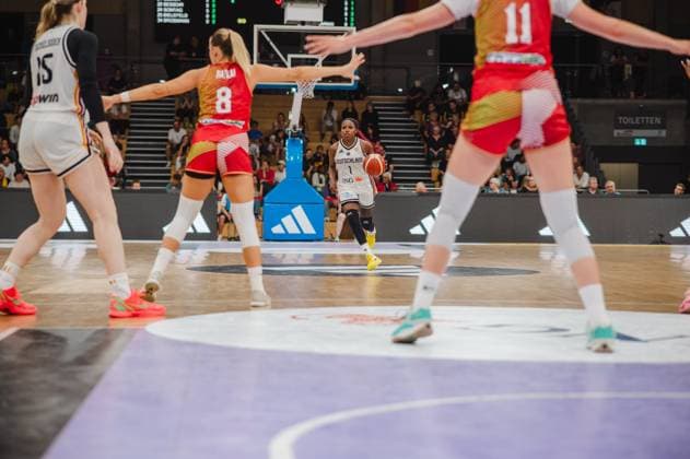 Alexis Peterson ( 1; Deutschland A-Natio DamenBB 2026) treibt den Ball durch die Mitte und sucht eine Anspielstation. Eszter Rátkai ( 8; Hungary) und weitere ungarische Spielerinnen versuchen den Weg zu versperren. Alexis Peterson ( 1; Deutschland A-Natio DamenBB 2026) dribbelt durch die ungarische Abwehr *** Alexis Peterson 1, Germany A National Women s Basketball Team 2026, drives the ball down the middle and looks for a passing option. Eszter Rátkai 8, Hungary, and other Hungarian players try to block her path. Alexis Peterson 1, Germany A National Women s Basketball Team 2026, dribbles past the Hungarian defense Copyright: xJoelxKruehlerx