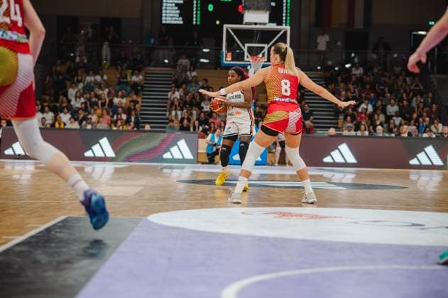 Eine Spielerin der deutschen Nationalmannschaft treibt den Ball in der Sparkassen-Arena Göttingen und sucht eine Angriffslösung gegen Eszter Rátkai ( 8; Hungary). Die ungarische Verteidigerin stellt sich mit ausgebreiteten Armen in den Weg. Deutschland A-Natio Damen im Angriff gegen Eszter Rátkai ( 8; Hungary) *** A player on the German national team drives the ball down the court at the Sparkassen Arena in Göttingen, looking for a scoring opportunity against Eszter Rátkai 8 (Hungary). The Hungarian defender stands in her way with her arms outstretched. The German Women s National Team on the attack against Eszter Rátkai 8 (Hungary). Copyright: xJoelxKruehlerx