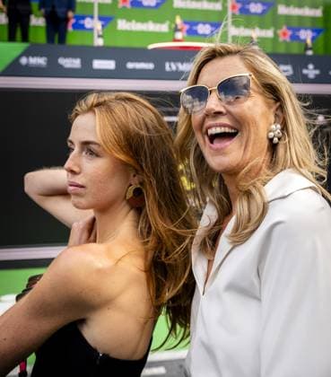 ZANDVOORT - Princess Alexia and Queen Maxima in the pit lane during the F1 Dutch Grand Prix at the Zandvoort Circuit. REMKO DE WAAL ANP xVIxANPxSportx xxANPxIVx 566119759 originalFilename: 566119759.jpg