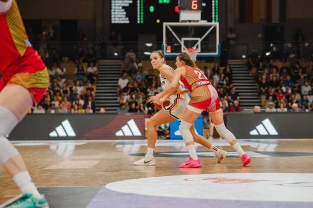 Clara Bielefeld ( 25; Deutschland A-Natio DamenBB 2026) behauptet den Ball gegen eine Gegenspielerin von Hungary in der Sparkassen-Arena Göttingen. Die Deutsche schirmt den Ball mit dem Körper ab, während die Ungarin von hinten Druck macht. Clara Bielefeld ( 25; Deutschland) im Zweikampf gegen Ungarn *** Clara Bielefeld, No. 25, Germany, A National Women s BB 2026, holds onto the ball against an opponent from Hungary at the Sparkassen Arena in Göttingen. The German player shields the ball with her body while the Hungarian player applies pressure from behind. Clara Bielefeld, No. 25, Germany, in a one-on-one battle against Hungary Copyright: xJoelxKruehlerx