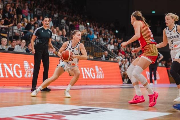 Emma Eichmeyer ( 9; Deutschland A-Natio DamenBB 2026) behauptet den Ball in tiefer Schrittstellung gegen eine Gegenspielerin von Hungary in der Sparkassen-Arena Göttingen. Eine Schiedsrichterin beobachtet die Szene aus nächster Nähe vor voll besetzten Rängen. Emma Eichmeyer ( 9; Deutschland) im Zweikampf gegen Ungarn *** Emma Eichmeyer 9 of Germany s A Natio Women s BB 2026 team holds onto the ball in a deep stance against an opponent from Hungary at the Sparkassen Arena in Göttingen. A referee watches the play up close in front of a packed crowd. Emma Eichmeyer 9 of Germany battles for the ball against Hungary. Copyright: xJoelxKruehlerx