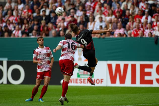 23.08.2026, GER, Fussball, Herren, DFB Pokal , Saison 2026 2027, Fortuna Düsseldorf - SC Freiburg Marcel Benger (F95) und Lucas Höler (SCF) im Kampf um den Ball *** August 23, 2026, GER, Soccer, Men s, DFB Cup, 2026–2027 Season, Fortuna Düsseldorf vs. SC Freiburg: Marcel Benger (F95) and Lucas Höler (SCF) battle for the ball Copyright: xSvenxHanischx