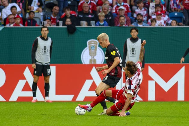 23.08.2026, GER, Fussball, Herren, DFB Pokal , Saison 2026 2027, Fortuna Düsseldorf - SC Freiburg Matthias Ginter (SCF) und Fabian Schleusener (F95) im Kampf um den Ball *** August 23, 2026, GER, Soccer, Men s, DFB Cup, 2026–2027 Season, Fortuna Düsseldorf vs. SC Freiburg: Matthias Ginter (SCF) and Fabian Schleusener (F95) battling for the ball Copyright: xSvenxHanischx