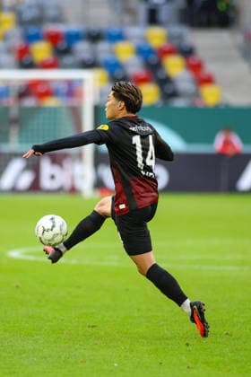 23.08.2026, GER, Fussball, Herren, DFB Pokal , Saison 2026 2027, Fortuna Düsseldorf - SC Freiburg Yuito Suzuki (SCF) in Aktion am Ball, Einzelaktion *** August 23, 2026, GER, Soccer, Men s, DFB Cup, 2026–2027 Season, Fortuna Düsseldorf vs. SC Freiburg, Yuito Suzuki (SCF) in action with the ball, individual play Copyright: xSvenxHanischx