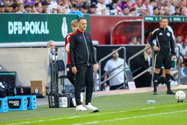 23.08.2026, GER, Fussball, Herren, DFB Pokal , Saison 2026 2027, Fortuna Düsseldorf - SC Freiburg Alexander Ende (F95) schaut *** August 23, 2026, GER, Soccer, Men s, DFB Cup, 2026–2027 Season, Fortuna Düsseldorf vs. SC Freiburg, Alexander Ende (F95) is watching Copyright: xSvenxHanischx
