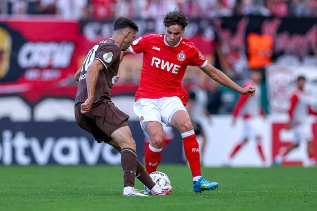 23.08.2026, Fußball, Rot-Weiss Essen - FC St. Pauli, 1. Runde DFB-Pokal 2026 27, Stadion an der Hafenstraße, Saison 2026 2027: Branimir Hrgota (FC St. Pauli 10) im Zweikampf gegen Max Geschwill (RWE 06) DFB regulations prohibit any use of photographs as image sequences and or quasi-video. Nordrhein-Westfalen Deutschland *** August 23, 2026, Soccer, Rot Weiss Essen vs. FC St. Pauli, 1st Round of the 2026–27 DFB Cup, Stadion an der Hafenstraße, 2026–2027 Season: Branimir Hrgota (FC St. Pauli 10) in a tackle against Max Geschwill (RWE 06). DFB regulations prohibit any use of photographs as image sequences and or quasi-video. North Rhine-Westphalia, Germany