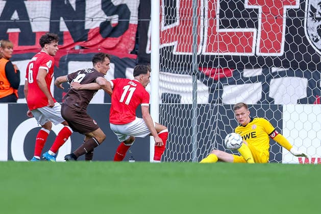 23.08.2026, Fußball, Rot-Weiss Essen - FC St. Pauli, 1. Runde DFB-Pokal 2026 27, Stadion an der Hafenstraße, Saison 2026 2027: Torwart Jakob Golz (RWE 01) verteidigt das tor gegen Martijn Kaars (FC St. Pauli 19) DFB regulations prohibit any use of photographs as image sequences and or quasi-video. Nordrhein-Westfalen Deutschland *** August 23, 2026, Soccer, Rot Weiss Essen vs. FC St. Pauli, 1st Round of the 2026–27 DFB Cup, Stadion an der Hafenstraße, 2026–2027 season. Goalkeeper Jakob Golz (RWE 01) defends the goal against Martijn Kaars (FC St. Pauli 19). DFB regulations prohibit any use of photographs as image sequences and or quasi-video. North Rhine-Westphalia, Germany