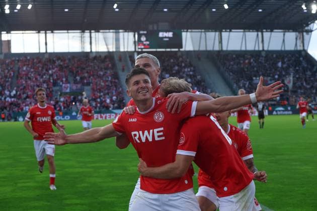 Semir Telalovi? ( 17; Rot-Weiss Essen) reißt die Arme weit aus und feiert einen Treffer mit seinen Mitspielern im Stadion an der Hafenstraße. Die vollbesetzte Tribüne im Hintergrund unterstreicht die Stimmung beim Heimspiel. Semir Telalovi? ( 17; Rot-Weiss Essen) jubelt mit Teamkollegen *** Semir Telalovi (No. 17, Rot-Weiss Essen) throws his arms wide and celebrates a goal with his teammates at the stadium on Hafenstraße. The packed stands in the background highlight the atmosphere at the home game. Semir Telalovi (No. 17, Rot-Weiss Essen) celebrates with his teammates. Copyright: xspeedshotx xTimoxBluhmki-Schmidtx