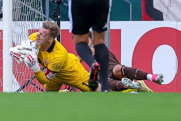 23.08.2026, Fußball, Rot-Weiss Essen - FC St. Pauli, 1. Runde DFB-Pokal 2026 27, Stadion an der Hafenstraße, Saison 2026 2027: Foulspiel von Arkadiusz Pyrka (FC St. Pauli 11) an Torwart Jakob Golz (RWE 01) DFB regulations prohibit any use of photographs as image sequences and or quasi-video. Nordrhein-Westfalen Deutschland *** August 23, 2026, Soccer, Rot Weiss Essen vs. FC St. Pauli, 1st Round of the 2026–27 DFB Cup, Stadion an der Hafenstraße, 2026–2027 season. Foul by Arkadiusz Pyrka (FC St. Pauli 11) on goalkeeper Jakob Golz (RWE 01). DFB regulations prohibit any use of photographs as image sequences and or quasi-video. North Rhine-Westphalia, Germany
