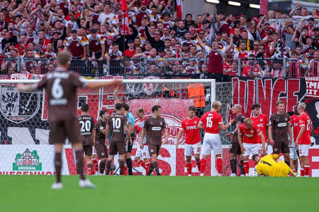 23.08.2026, Fußball, Rot-Weiss Essen - FC St. Pauli, 1. Runde DFB-Pokal 2026 27, Stadion an der Hafenstraße, Saison 2026 2027: Schiedsrichter Tobias Reichel zeigt Arkadiusz Pyrka (FC St. Pauli 11) dier Gelbe Karte nach Foulspiel an Torwart Ben Voll (FC St. Pauli 01) DFB regulations prohibit any use of photographs as image sequences and or quasi-video. Nordrhein-Westfalen Deutschland *** August 23, 2026, Soccer, Rot Weiss Essen vs. FC St. Pauli, 1st Round of the 2026–27 DFB Cup, Stadion an der Hafenstraße, 2026–2027 Season: Referee Tobias Reichel shows Arkadiusz Pyrka of FC St. Pauli his 11th yellow card for a foul on goalkeeper Ben Voll. FC St. Pauli 01. DFB regulations prohibit any use of photographs as image sequences and or quasi-video. North Rhine-Westphalia, Germany
