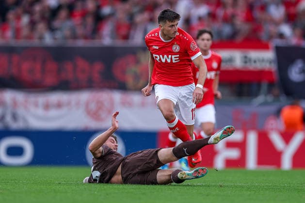 23.08.2026, Fußball, Rot-Weiss Essen - FC St. Pauli, 1. Runde DFB-Pokal 2026 27, Stadion an der Hafenstraße, Saison 2026 2027: Marcus Mathisen (FC St. Pauli 06) im Zweikampf gegen Semir Telalovic (RWE 17) DFB regulations prohibit any use of photographs as image sequences and or quasi-video. Nordrhein-Westfalen Deutschland *** August 23, 2026, Soccer, Rot Weiss Essen vs. FC St. Pauli, 1st Round of the 2026–27 DFB Cup, Stadion an der Hafenstraße, 2026–2027 season: Marcus Mathisen of FC St. Pauli 06 in a tackle against Semir Telalovic of RWE 17. DFB regulations prohibit any use of photographs as image sequences and or quasi-video. North Rhine-Westphalia, Germany