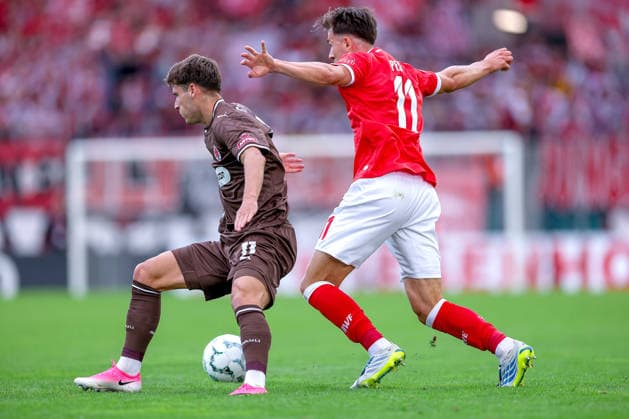 23.08.2026, Fußball, Rot-Weiss Essen - FC St. Pauli, 1. Runde DFB-Pokal 2026 27, Stadion an der Hafenstraße, Saison 2026 2027: Noah Pesch (RWE 11) im Zweikampf gegen Arkadiusz Pyrka (FC St. Pauli 11) DFB regulations prohibit any use of photographs as image sequences and or quasi-video. Nordrhein-Westfalen Deutschland *** August 23, 2026, Soccer, Rot Weiss Essen vs. FC St. Pauli, 1st Round of the 2026–27 DFB Cup, Stadion an der Hafenstraße, 2026–2027 season: Noah Pesch (RWE 11) in a tackle against Arkadiusz Pyrka (FC St. Pauli 11). DFB regulations prohibit any use of photographs as image sequences and or quasi-video. North Rhine-Westphalia, Germany