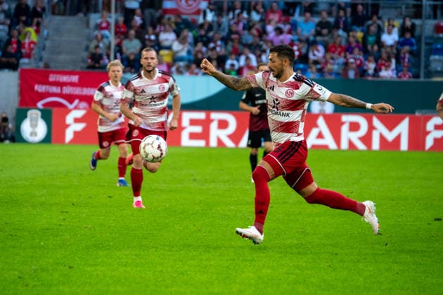 Deutschland: Fussball Saison 2026 2027, DFB-Pokal Runde 1, Fortuna Düsseldorf vs SC Freiburg - MERKUR SPIEL-ARENA (Düsseldorf): am Ball Matthias Zimmermann (Fortuna Düsseldorf, 25) Düsseldorf MERKUR SPIEL-ARENA-Stadion Deutschland *** German Soccer Season 2026–2027, DFB Cup Round 1, Fortuna Düsseldorf vs. SC Freiburg at MERKUR SPIEL ARENA, Düsseldorf; Matthias Zimmermann of Fortuna Düsseldorf, 25, at MERKUR SPIEL ARENA Stadium, Düsseldorf, Germany Copyright: xOrhanxHabashx