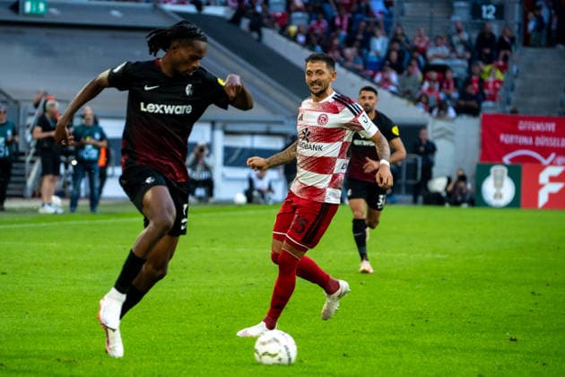 Deutschland: Fussball Saison 2026 2027, DFB-Pokal Runde 1, Fortuna Düsseldorf vs SC Freiburg - MERKUR SPIEL-ARENA (Düsseldorf): Matthias Zimmermann (Fortuna Düsseldorf, 25) Spielszene, Duell, duel, tackle, tackling Jordy Makengo (SC Freiburg,33) Düsseldorf MERKUR SPIEL-ARENA-Stadion Deutschland *** Germany Soccer Season 2026–2027, DFB Cup Round 1, Fortuna Düsseldorf vs. SC Freiburg, MERKUR SPIEL ARENA, Düsseldorf, Matthias Zimmermann, Fortuna Düsseldorf, 25 game highlights, duel, tackle, tackling, Jordy Makengo, SC Freiburg, 33, Düsseldorf, MERKUR SPIEL ARENA Stadium, Germany Copyright: xOrhanxHabashx