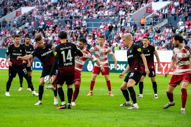 Deutschland: Fussball Saison 2026 2027, DFB-Pokal Runde 1, Fortuna Düsseldorf vs SC Freiburg - MERKUR SPIEL-ARENA (Düsseldorf): Spielszene, Duell, duel, tackle, tackling Matthias Zimmermann (Fortuna Düsseldorf, 25) Yuito Suzuki (SC Freiburg,14) Lucas Höler (SC Freiburg,9) Düsseldorf MERKUR SPIEL-ARENA-Stadion Deutschland *** Germany Soccer Season 2026–2027, DFB Cup Round 1, Fortuna Düsseldorf vs. SC Freiburg, MERKUR SPIEL ARENA, Düsseldorf, match highlights, duel, tackle, Matthias Zimmermann (Fortuna Düsseldorf, 25), Yuito Suzuki (SC Freiburg, 14), Lucas Höler (SC Freiburg, 9), Düsseldorf, MERKUR SPIEL ARENA Stadium, Germany Copyright: xOrhanxHabashx