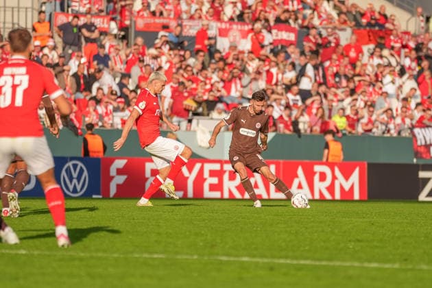 Deutschland: Fussball, DFB-Pokal 2026 27, 1. Runde, Stadion an der Hafenstraße, Essen - Bergeborbeck, Rot-Weiss Essen vs. FC St. Pauli: Martijn Kaars (FC St. Pauli, 19) *** German Soccer, 2026-27 DFB Cup, 1st Round, Stadion an der Hafenstraße, Essen Bergeborbeck, Rot-Weiss Essen vs. FC St. Pauli, Martijn Kaars (FC St. Pauli), 19 Copyright: xMichelxWittex