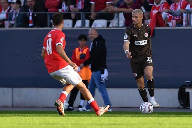 Fußball DFB-Pokal 1. Runde Rot-Weiss Essen - FC St. Pauli am 23.08.2026 im Stadion an der Hafenstraße in Essen Marvin Obuz ( Essen ), links - Louis Oppie ( St. Pauli ), rechts DFB regulations prohibit any use of photographs as image sequences and or quasi-video. *** Soccer: DFB Cup, First Round—Rot Weiss Essen vs. FC St. Pauli on August 23, 2026, at the Stadion an der Hafenstraße in Essen. Marvin Obuz (Essen, left); Louis Oppie (St. Pauli, right). DFB regulations prohibit any use of photographs as image sequences and or quasi-video. xRx