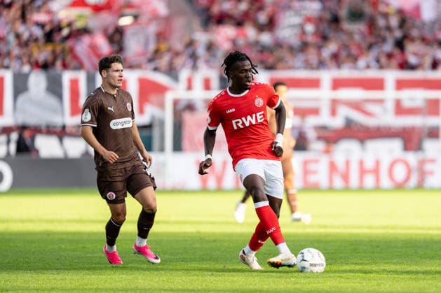 23.08.2026, GER Deutschland, Fussball, Saison 2026 2027, DFB-Pokal 1. Runde RW Essen - St. Pauli Franci Bouebari (Rot-Weiss Essen, 19) Einzelaktion; Ganzkörper Ganzkoerper ; Ball am Fuss; Essen Stadion an der Hafenstraße Nordrhein-Westfalen (NRW) Deutschland *** August 23, 2026, GER Germany, Soccer, 2026–2027 Season, DFB Cup, 1st Round: RW Essen vs. St. Pauli, Franci Bouebari, Rot-Weiss Essen, 19, solo play, full-body, ball at his feet, Essen Stadium on Hafenstraße, North Rhine-Westphalia (NRW), Germany Copyright: xnordphotoxGmbHx xChristianxSchulzex