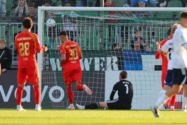 23.08.26, GER, DFB-Pokal, Fussball, 1.Runde, Saison 2026 2027, Dietmar-Scholze-Stadion an der Lohmuehle, 1.FC Phönix Lübeck vs SC Paderborn 07 Tor zum 1:3. Torschütze Torschuetze Stefano Marino (SC Paderborn 07 30) trifft zum 1:3 ins Tor von Torwart Tim Kips (1.FC Phoenix Luebeck 01) Foto nordphoto GmbH Tauchnitz Luebeck Dietmar-Scholze-Stadion an der Lohmuehle SH Germany *** August 26, 2023, GER, DFB Cup, Soccer, 1st Round, 2026–2027 Season, Dietmar Scholze Stadium an der Lohmuehle, 1 FC Phönix Lübeck vs. SC Paderborn 07 Goal to make it 1–3 Scorer: Stefano Marino (SC Paderborn 07) scores in the 30th minute to make it 1–3 past goalkeeper Tim Kips, 1 FC Phönix Lübeck 01 Photo: nordphoto GmbH, Tauchnitz, Lübeck Dietmar Scholze Stadium at Lohmühle, SH, Germany Copyright: xnordphotoxGmbHx xTauchnitzx