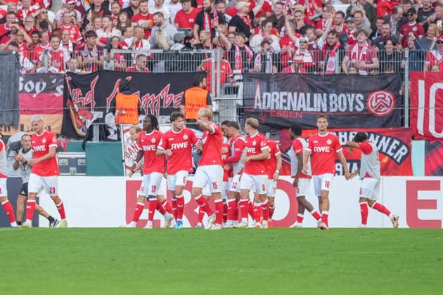 Deutschland: Fussball, DFB-Pokal 2026 27, 1. Runde, Stadion an der Hafenstraße, Essen - Bergeborbeck, Rot-Weiss Essen vs. FC St. Pauli: Jubel zum 2:0 für Essen in der 53. Spielminute. *** German Soccer, 2026-27 DFB Cup, 1st Round, Stadion an der Hafenstraße, Essen Bergeborbeck, Rot-Weiss Essen vs. FC St. Pauli—Celebrations as Essen takes a 2-0 lead in the 53rd minute Copyright: xMichelxWittex