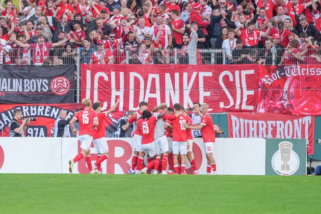 Deutschland: Fussball, DFB-Pokal 2026 27, 1. Runde, Stadion an der Hafenstraße, Essen - Bergeborbeck, Rot-Weiss Essen vs. FC St. Pauli: Jubel zum 2:0 für Essen in der 53. Spielminute. *** German Soccer, 2026-27 DFB Cup, 1st Round, Stadion an der Hafenstraße, Essen Bergeborbeck, Rot-Weiss Essen vs. FC St. Pauli—Celebrations as Essen takes a 2-0 lead in the 53rd minute Copyright: xMichelxWittex