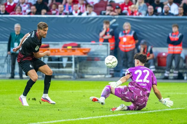 Lucas Hoeler (SC Freiburg, 09) scheitert an Louis Lord (Fortuna Duesseldorf, 22). Fortuna Duesseldorf vs. SC Freiburg, Fussball, DFB-Pokal, 1. Runde, Saison 2026 2027, 23.08.2026 DFL DFB Regulations prohibit any use of Photographs as image sequences and or Quasivideo Fortuna Duesseldorf vs. SC. Freiburg, DFB-Pokal, 1. Runde, Saison 2026 2027, 23.08.2026 Duesseldorf *** Lucas Hoeler (SC Freiburg), 09, is stopped by Louis Lord (Fortuna Düsseldorf), 22; Fortuna Düsseldorf vs. SC Freiburg, Soccer, DFB Cup, Round 1, 2026–2027 Season, August 23, 2026 DFL DFB regulations prohibit any use of photographs as image sequences and or quasi-video Fortuna Düsseldorf vs. SC Freiburg, DFB Cup, Round 1, 2026–2027 season, August 23, 2026, Düsseldorf Copyright: xEibner-Pressefoto ThomasxHaeslerx EP_THR