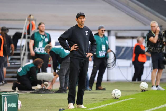 23.08.2026, xfanx, Fussball DFB Pokal 1.Runde, Fortuna Duesseldorf - SC Freiburg v.l. Cheftrainer Julian Schuster (Freiburg) (DFL DFB REGULATIONS PROHIBIT ANY USE OF PHOTOGRAPHS as IMAGE SEQUENCES and or QUASI-VIDEO) Duesseldorf *** August 23, 2026, xfanx, Soccer DFB Cup 1st Round, Fortuna Düsseldorf vs. SC Freiburg – Head Coach Julian Schuster, Freiburg, DFL, DFB REGULATIONS PROHIBIT ANY USE OF PHOTOGRAPHS AS IMAGE SEQUENCES AND OR QUASI-VIDEO, Düsseldorf