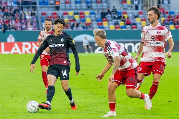 Zweikampf zwischen Yuito Suzuki (SC Freiburg, 14) und Sascha Risch (Fortuna Duesseldorf, 28). Fortuna Duesseldorf vs. SC Freiburg, Fussball, DFB-Pokal, 1. Runde, Saison 2026 2027, 23.08.2026 DFL DFB Regulations prohibit any use of Photographs as image sequences and or Quasivideo Fortuna Duesseldorf vs. SC. Freiburg, DFB-Pokal, 1. Runde, Saison 2026 2027, 23.08.2026 Duesseldorf *** Tackle between Yuito Suzuki (SC Freiburg, 14) and Sascha Risch (Fortuna Düsseldorf, 28) Fortuna Düsseldorf vs. SC Freiburg, Soccer, DFB Cup, 1st Round, 2026–2027 Season, August 23, 2026 DFL DFB regulations prohibit any use of photographs as image sequences and or quasi-video Fortuna Düsseldorf vs. SC Freiburg, DFB Cup, 1st round, 2026–2027 season, August 23, 2026, Düsseldorf Copyright: xEibner-Pressefoto ThomasxHaeslerx EP_THR