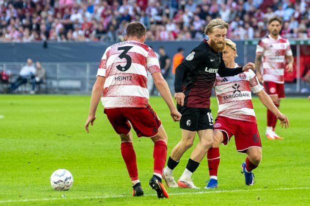 Andreas Mueller (Fortuna Duesseldorf, 06) klaert vor Niklas Beste (SC Freiburg 19). Fortuna Duesseldorf vs. SC Freiburg, Fussball, DFB-Pokal, 1. Runde, Saison 2026 2027, 23.08.2026 DFL DFB Regulations prohibit any use of Photographs as image sequences and or Quasivideo Fortuna Duesseldorf vs. SC. Freiburg, DFB-Pokal, 1. Runde, Saison 2026 2027, 23.08.2026 Duesseldorf *** Andreas Mueller (Fortuna Düsseldorf), 06, clears the ball past Niklas Beste (SC Freiburg) 19 Fortuna Düsseldorf vs. SC Freiburg, Soccer, DFB Cup, 1st Round, 2026–2027 Season, August 23, 2026 DFL DFB regulations prohibit any use of photographs as image sequences and or quasi-video Fortuna Düsseldorf vs. SC Freiburg, DFB Cup, 1st Round, 2026–2027 Season, August 23, 2026, Düsseldorf Copyright: xEibner-Pressefoto ThomasxHaeslerx EP_THR