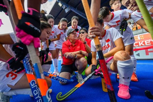 AMSTELVEEN, 23-08-2026, Wagener Stadion, FIH Hockey World Cup 2026 Women, 2026. Alyson Annan talking to the team before the game Netherlands - China (women). Netherlands - China (women)  x205982588x Copyright: