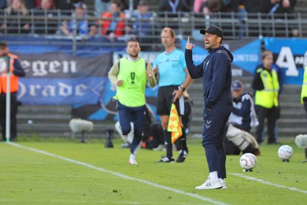23.08.26, GER, DFB-Pokal, Fussball, 1.Runde, Saison 2026 2027, Dietmar-Scholze-Stadion an der Lohmuehle, 1.FC Phönix Lübeck vs SC Paderborn 07 Coachingzone Seitenlinie Trainerbereich Technische Zone. Trainer Ralf Kettemann (SC Paderborn 07) Foto nordphoto GmbH Tauchnitz Luebeck Dietmar-Scholze-Stadion an der Lohmuehle SH Germany *** August 23, 2026, GER, DFB Cup, Soccer, 1st Round, 2026–2027 Season, Dietmar Scholze Stadium an der Lohmuehle, 1 FC Phönix Lübeck vs. SC Paderborn 07 Coaching Zone, Sideline, Coaches Area, Technical Zone, Coach Ralf Kettemann, SC Paderborn 07, Photo by nordphoto GmbH, Tauchnitz, Lübeck, Dietmar Scholze Stadium an der Lohmühle, SH, Germany Copyright: xnordphotoxGmbHx xTauchnitzx