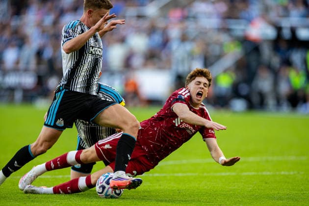Football - FA Premier League - Newcastle United FC v Liverpool FC NEWCASTLE-UPON-TYNE, ENGLAND - Saturday, August 22, 2026: Liverpool s Victor Munoz is challenged by Lewis Hall in the penalty box during the FA Premier League match between Newcastle United FC and Liverpool FC at St James Park. (Photo by David Rawcliffe Propaganda) NEWCASTLE-UPON-TYNE St James Park TYNE AND WEAR ENGLAND  Copyright: xDavidxRawcliffex P2026-08-23-Newcastle_Liverpool-187