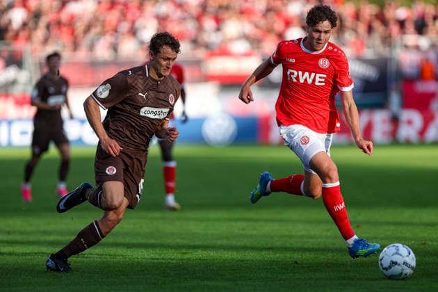23.08.2026, GER, Fussball, Herren, DFB-Pokal, Saison 2026 2027, Rot-Weiss Essen - St. Pauli Martijn Kaars (Pauli) und Max Geschwill (RWE) im Kampf um den Ball Essen Stadion an der Hafenstraße Nordrhein-Westfalen Deutschland *** August 23, 2026, GER, Soccer, Men s, DFB Cup, 2026–2027 Season, Rot-Weiss Essen vs. St. Pauli—Martijn Kaars (Pauli) and Max Geschwill (RWE) battling for the ball at Essen s Stadion an der Hafenstraße, North Rhine-Westphalia, Germany Copyright: xAdrianxSchlüterx