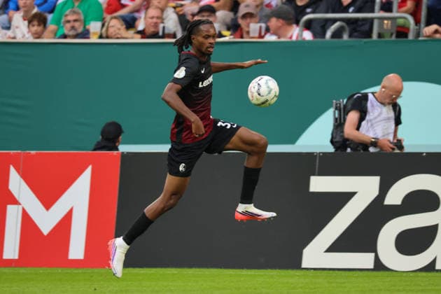 23.08.2026, xfanx, Fussball DFB Pokal 1.Runde, Fortuna Duesseldorf - SC Freiburg v.l. Jordy Makengo Basambundu (Freiburg) (DFL DFB REGULATIONS PROHIBIT ANY USE OF PHOTOGRAPHS as IMAGE SEQUENCES and or QUASI-VIDEO) Duesseldorf *** August 23, 2026, xfanx, Soccer DFB Cup 1st Round, Fortuna Düsseldorf vs. SC Freiburg featuring Jordy Makengo Basambundu, Freiburg, DFL, DFB REGULATIONS PROHIBIT ANY USE OF PHOTOGRAPHS as IMAGE SEQUENCES and or QUASI-VIDEO, Düsseldorf