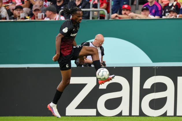 23.08.2026, xfanx, Fussball DFB Pokal 1.Runde, Fortuna Duesseldorf - SC Freiburg v.l. Jordy Makengo Basambundu (Freiburg) (DFL DFB REGULATIONS PROHIBIT ANY USE OF PHOTOGRAPHS as IMAGE SEQUENCES and or QUASI-VIDEO) Duesseldorf *** August 23, 2026, xfanx, Soccer DFB Cup 1st Round, Fortuna Düsseldorf vs. SC Freiburg featuring Jordy Makengo Basambundu, Freiburg, DFL, DFB REGULATIONS PROHIBIT ANY USE OF PHOTOGRAPHS as IMAGE SEQUENCES and or QUASI-VIDEO, Düsseldorf