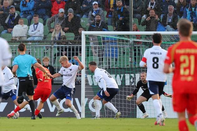 23.08.26, GER, DFB-Pokal, Fussball, 1.Runde, Saison 2026 2027, Dietmar-Scholze-Stadion an der Lohmuehle, 1.FC Phönix Lübeck vs SC Paderborn 07 Tor zum 1:4. Torschütze Torschuetze Gabriel Vidovic (SC Paderborn 07 40) trifft zum 1:4 ins Tor von Torwart Tim Kips (1.FC Phoenix Luebeck 01) Foto nordphoto GmbH Tauchnitz Luebeck Dietmar-Scholze-Stadion an der Lohmuehle SH Germany *** August 23, 2026, Germany, DFB Cup, Soccer, 1st Round, 2026–2027 Season, Dietmar Scholze Stadium an der Lohmuehle, 1 FC Phönix Lübeck vs. SC Paderborn 07 Goal to make it 1–4 Scorer: Gabriel Vidovic (SC Paderborn 07) 40 scores the 1–4 goal past goalkeeper Tim Kips 1 FC Phoenix Lübeck 01 Photo: nordphoto GmbH Tauchnitz Luebeck, Dietmar Scholze Stadium an der Lohmuehle, SH, Germany Copyright: xnordphotoxGmbHx xTauchnitzx