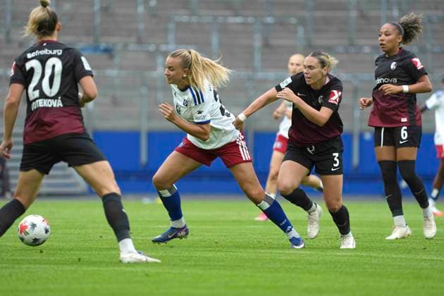 Foto : Alina AXTMANN ( Freiburg ) verfolgt Nikola KARCZEWSKA (HSV) Fussball Pixel Bundesliga der Frauen 1. Spieltag am So. 23.08.2026 Hamburger SV - SC Freiburg *** Photo by Alina AXTMANN: Freiburg marks Nikola KARCZEWSKA during the HSV Women s Bundesliga Matchday 1 on Sunday, August 23, 2026. Hamburger SV vs. SC Freiburg