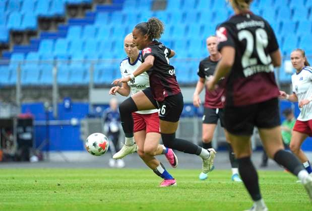 Foto : Nicole OJUKWU ( Freiburg ) gegen Pauline Bartz (HSV) Fussball Pixel Bundesliga der Frauen 1. Spieltag am So. 23.08.2026 Hamburger SV - SC Freiburg *** Photo: Nicole OJUKWU, Freiburg vs. Pauline Bartz, HSV; Soccer; Pixel; Women s Bundesliga; Matchday 1 on Sun, Aug. 23, 2026; Hamburger SV vs. SC Freiburg