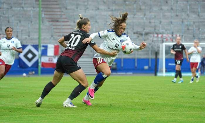Foto : im Angriff Camilla Linberg (HSV) gegen Jana VOJTEKOVA ( rechts , Freiburg ) Fussball Pixel Bundesliga der Frauen 1. Spieltag am So. 23.08.2026 Hamburger SV - SC Freiburg *** Photo: Camilla Linberg (HSV) on the attack against Jana VOJTEKOVA (right), Freiburg Soccer Pixel Women s Bundesliga, Matchday 1, Sunday, August 23, 2026, Hamburger SV vs. SC Freiburg
