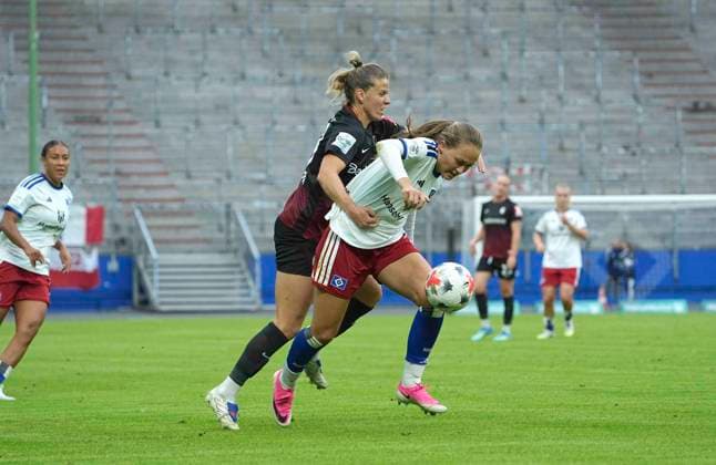 Foto : im Angriff Camilla Linberg (HSV) gegen Jana VOJTEKOVA ( rechts , Freiburg ) Fussball Pixel Bundesliga der Frauen 1. Spieltag am So. 23.08.2026 Hamburger SV - SC Freiburg *** Photo: Camilla Linberg (HSV) on the attack against Jana VOJTEKOVA (right), Freiburg Soccer Pixel Women s Bundesliga, Matchday 1, Sunday, August 23, 2026, Hamburger SV vs. SC Freiburg