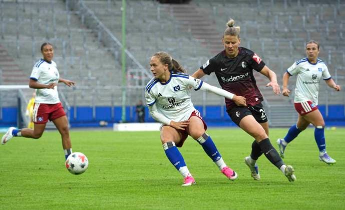 Foto : im Angriff Camilla Linberg (HSV) gegen Jana VOJTEKOVA ( rechts , Freiburg ) Fussball Pixel Bundesliga der Frauen 1. Spieltag am So. 23.08.2026 Hamburger SV - SC Freiburg *** Photo: Camilla Linberg (HSV) on the attack against Jana VOJTEKOVA (right), Freiburg Soccer Pixel Women s Bundesliga, Matchday 1, Sunday, August 23, 2026, Hamburger SV vs. SC Freiburg
