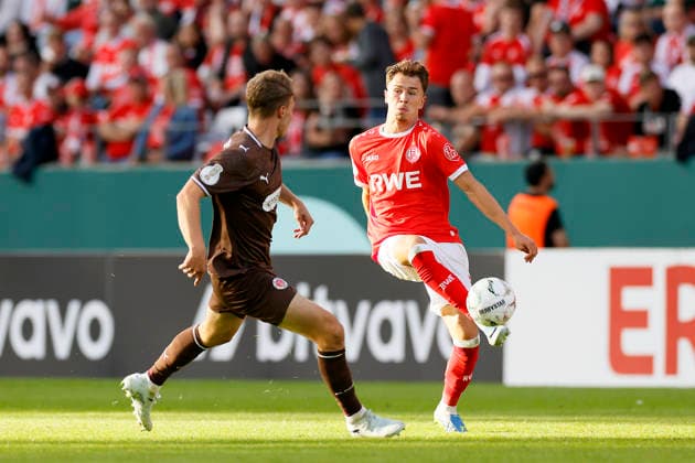 Fußball 1.Runde DFB-Pokal Rot-Weiss Essen - St.Pauli am 22.08.2026 Im Stadion an der Hafenstraße in Essen *** Soccer: DFB Cup First Round, Rot Weiss Essen vs. St. Pauli on August 22, 2026, at the Stadion an der Hafenstraße in Essen