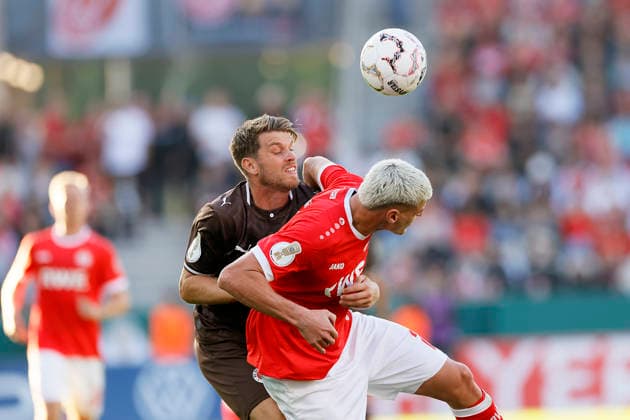 Fußball 1.Runde DFB-Pokal Rot-Weiss Essen - St.Pauli am 22.08.2026 Im Stadion an der Hafenstraße in Essen *** Soccer: DFB Cup First Round, Rot Weiss Essen vs. St. Pauli on August 22, 2026, at the Stadion an der Hafenstraße in Essen