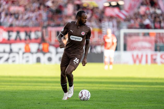 23.08.2026, GER Deutschland, Fussball, Saison 2026 2027, DFB-Pokal 1. Runde RW Essen - St. Pauli Ricky Jade-Jones (FC St. Pauli, 26) Einzelaktion; Ganzkörper Ganzkoerper ; Ball am Fuss; Essen Stadion an der Hafenstraße Nordrhein-Westfalen (NRW) Deutschland *** August 23, 2026, GER Germany, Soccer, 2026–2027 Season, DFB Cup, First Round: RW Essen vs. St. Pauli, Ricky Jade Jones (FC St. Pauli), 26 individual plays, full-body, ball at his feet, Essen Stadium on Hafenstraße, North Rhine-Westphalia (NRW), Germany Copyright: xnordphotoxGmbHx xChristianxSchulzex