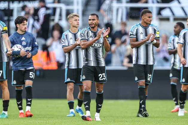 Premier League: Newcastle Untied v Liverpool Jacob Murphy of Newcastle United applauds the fans after the game during the Premier League match Newcastle Untied vs Liverpool at St. James s Park, Newcastle, United Kingdom on 23 August 2026 (Photo by Alfie Cosgrove News Images) Newcastle St. James s Park Tyne and Wear United Kingdom Copyright: xAlfiexCosgrove NewsxImagesx