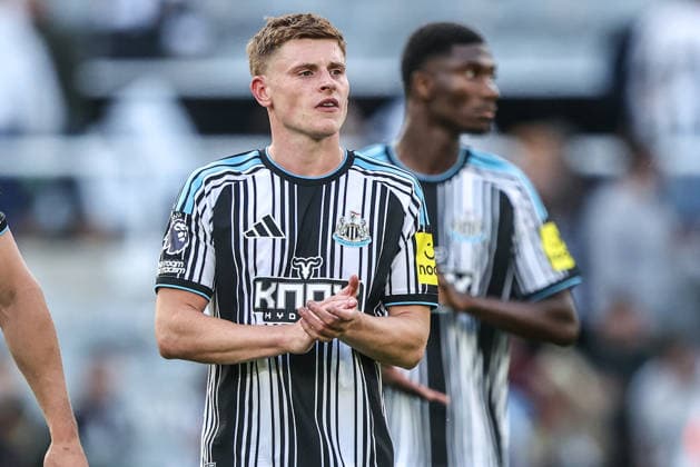 Premier League: Newcastle Untied v Liverpool Harvey Barnes of Newcastle United applauds the fans after the game during the Premier League match Newcastle Untied vs Liverpool at St. James s Park, Newcastle, United Kingdom on 23 August 2026 (Photo by Alfie Cosgrove News Images) Newcastle St. James s Park Tyne and Wear United Kingdom Copyright: xAlfiexCosgrove NewsxImagesx